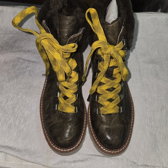 VIONICA Women's Camouflage Lace-Up Boots - Picture 3 of 8